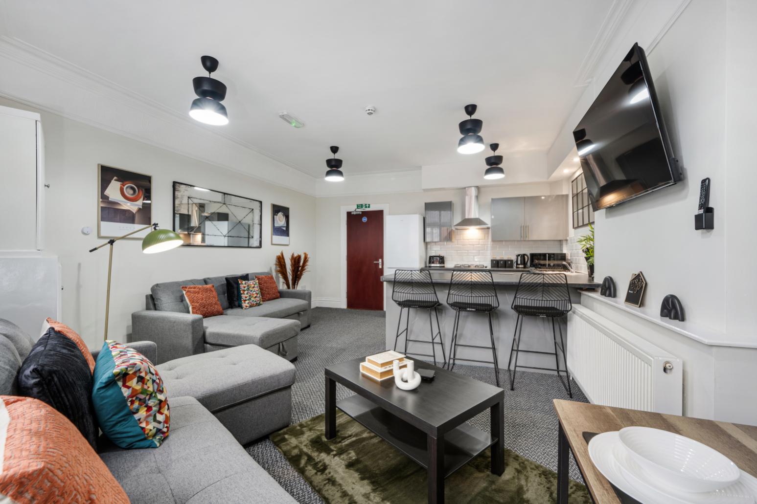 Anfield Cosy Stays | Close to Stadium | Sleeps 14