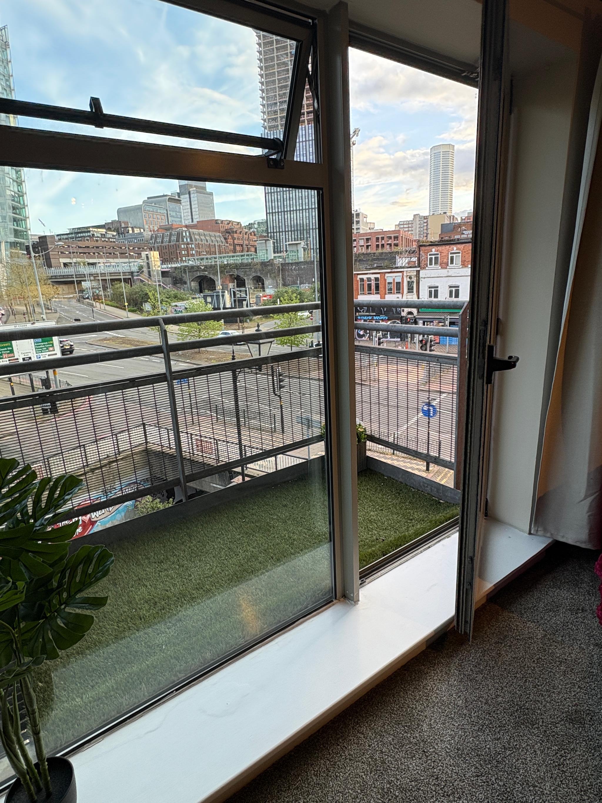 Central Snow Hill Apt | Free Parking & Balcony6