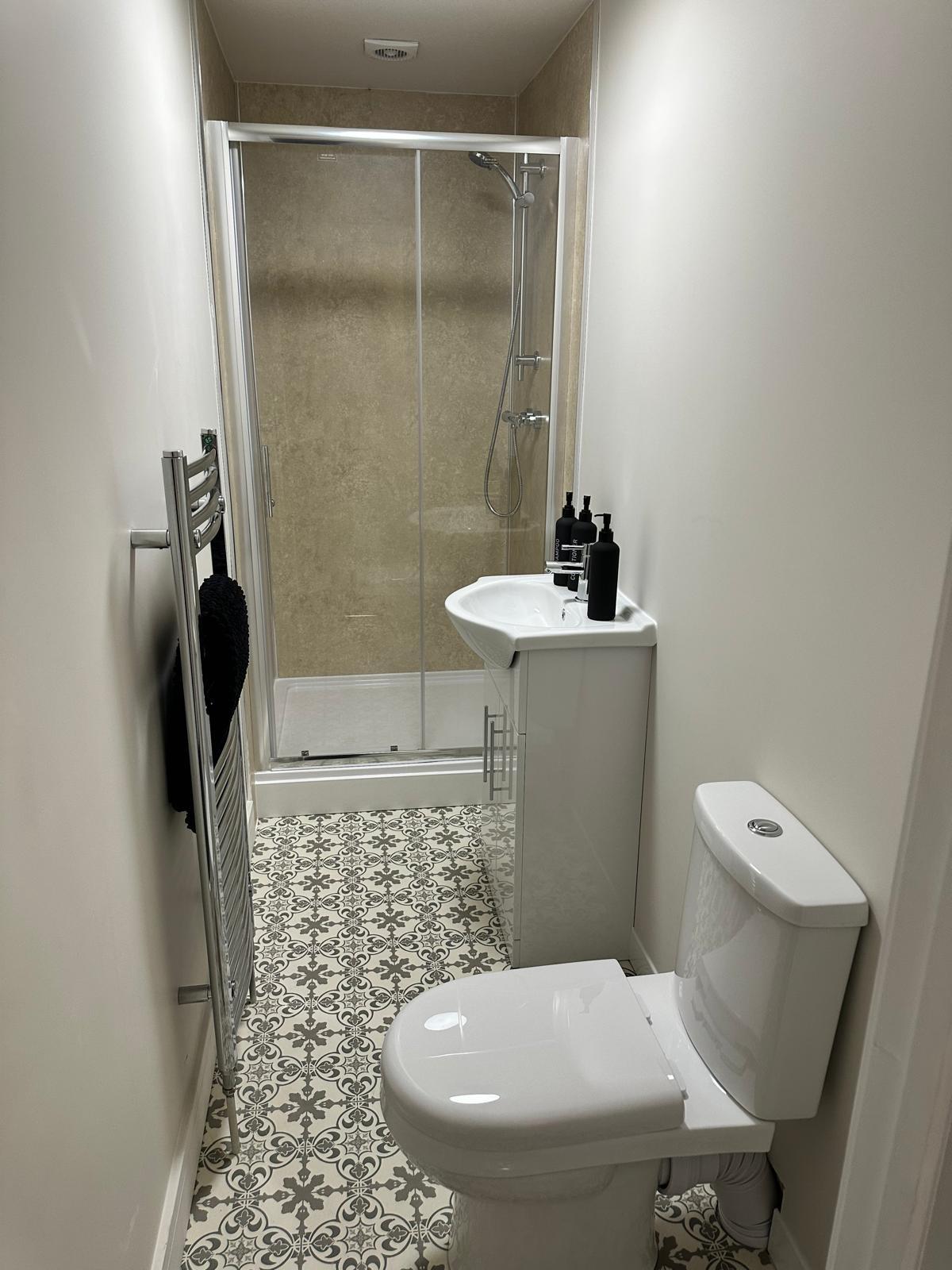 Modern 6 En-Suite Bedroom House Near Salt End.3