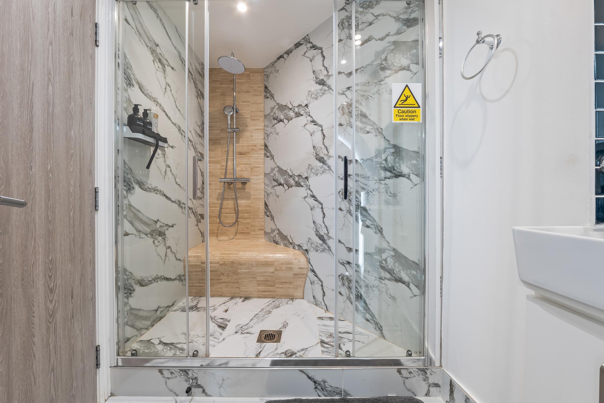 2BR | 2BA | Birmingham | WiFi | Free Gated Parking6