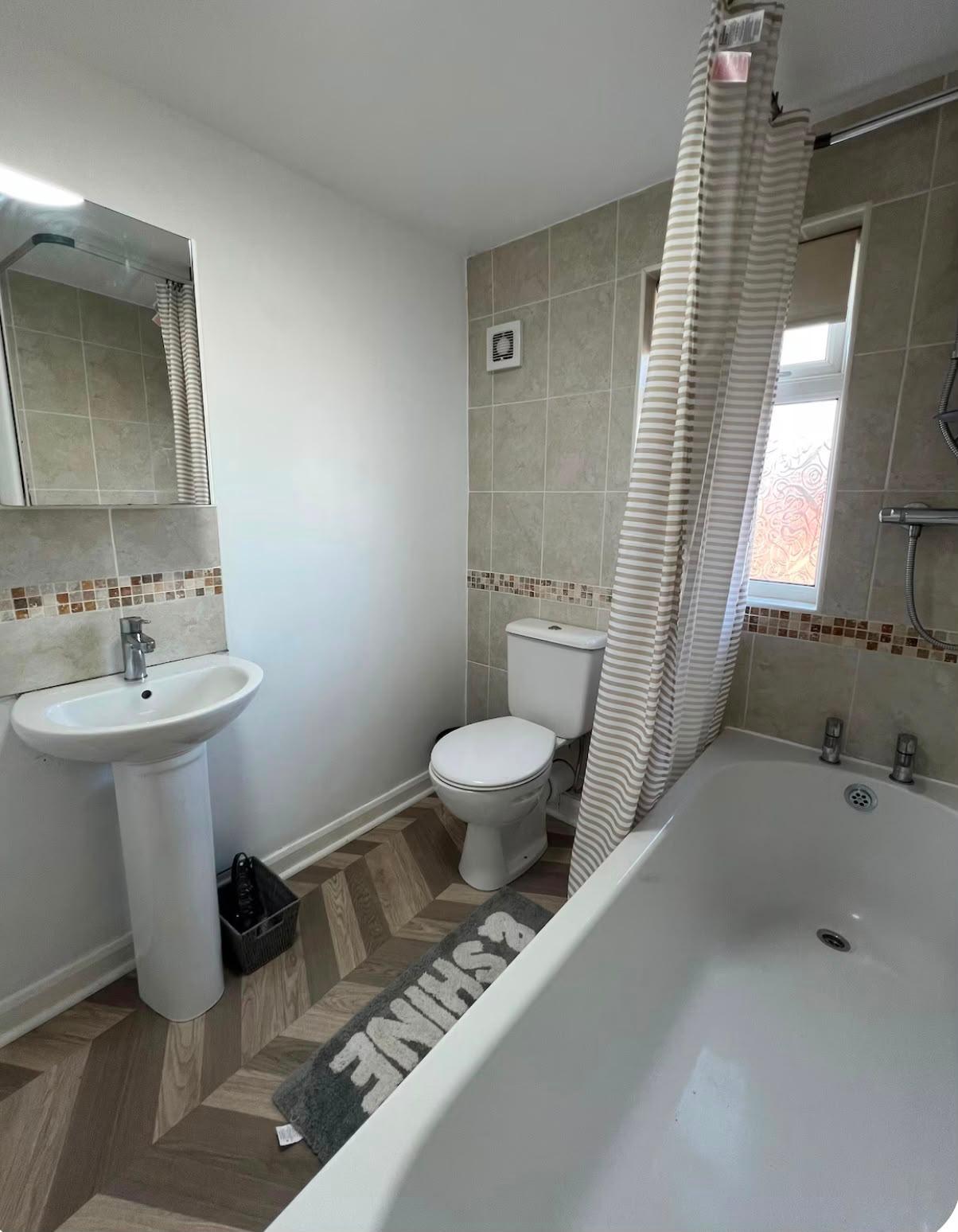 Charming 2 Bedroom Home in West Hull- Free Parking6